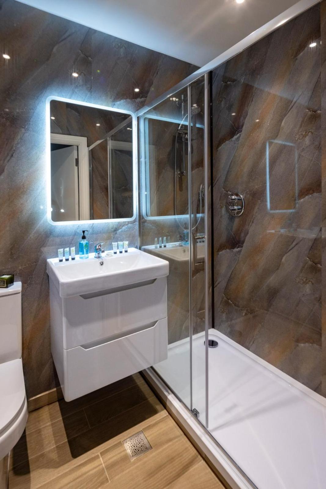 Whyte Harte Hotel Redhill  Δωμάτιο φωτογραφία