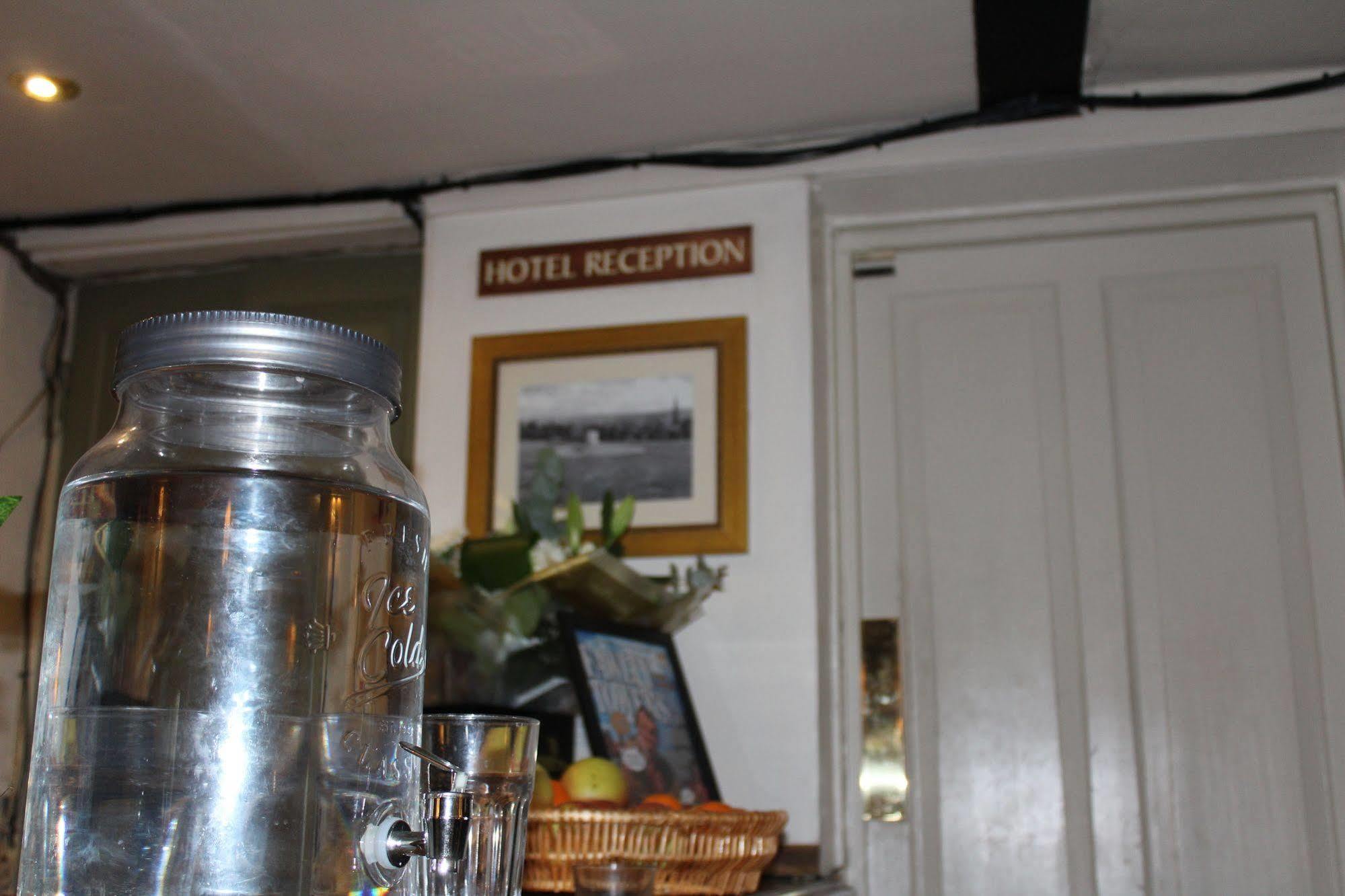 Whyte Harte Hotel Redhill  Εξωτερικό φωτογραφία
